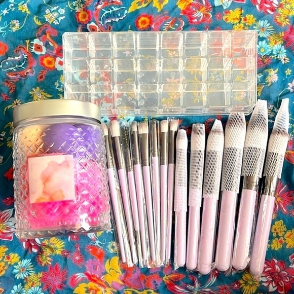 Brand New Set of Makeup Brushes Glass Jar of Beauty Blenders Lipstick Holder - Picture 2 of 16
